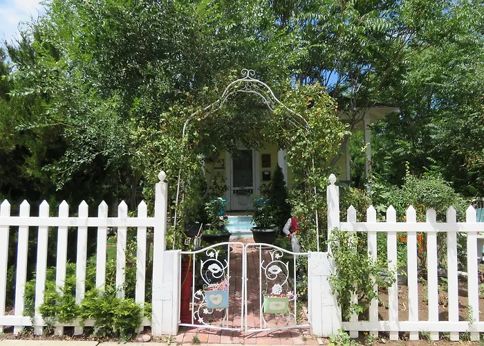 Virginia St. Dollhouse Holiday home *